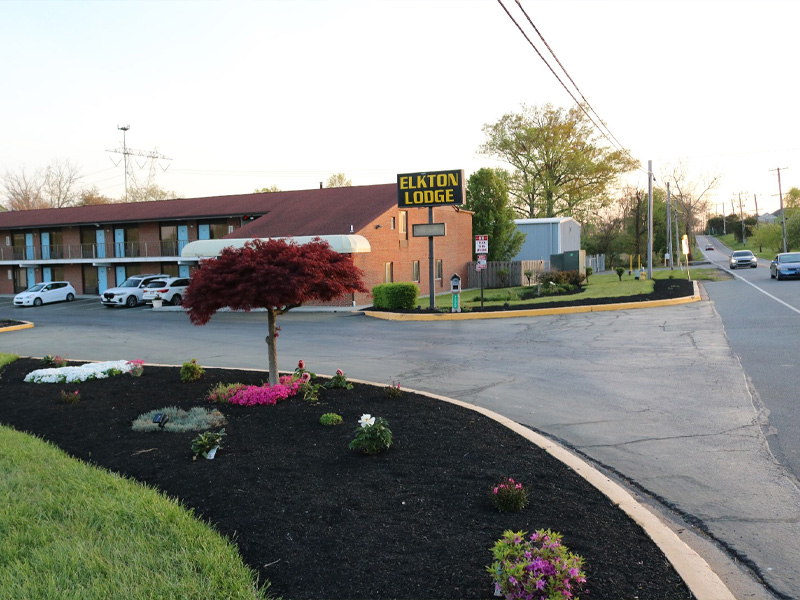 Elkton Lodge parking and entrance