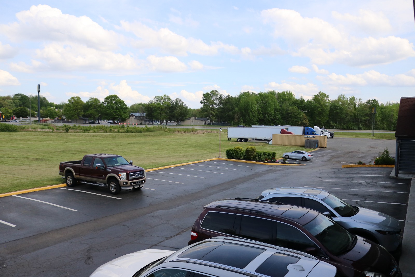 Elkton Lodge exterior and grounds